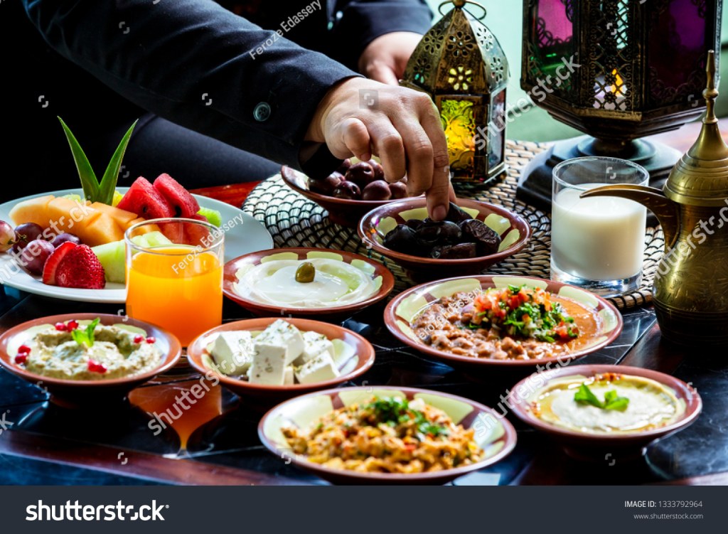 Picture of: Iftar oder Suhoor serviert in Ramadan Stockfoto